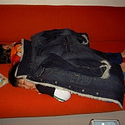 H&K schlafen auf Sofa (Large)